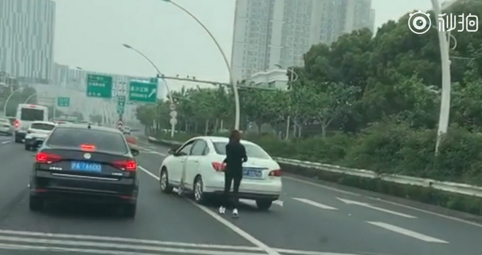 停车忘挂档，上海一司机高架追车跑，造成两车物损、无人伤