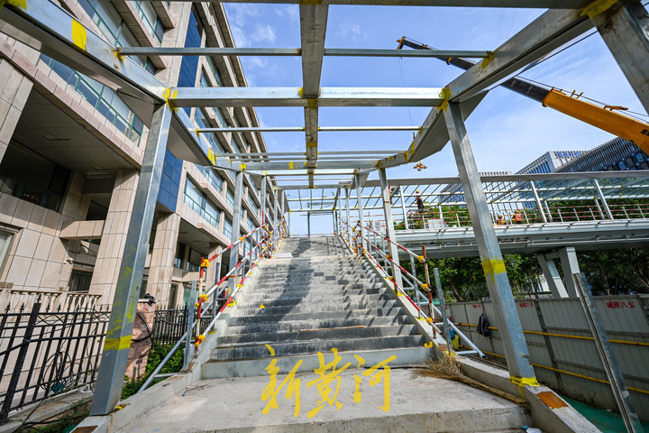 首个玻璃顶过街天桥现身 上下桥口紧邻公交站台 - 济南社会 - 舜网新闻