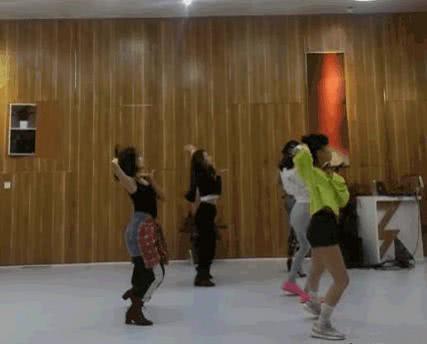 姐姐们太拼了！吴昕火车站练舞，网友惊叹吴昕的小粗腿变细了