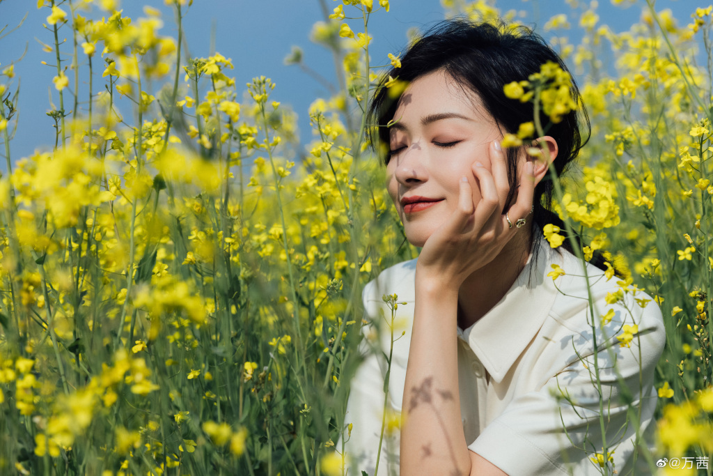 万茜晒照承包油菜花田对镜浅笑温柔迷人