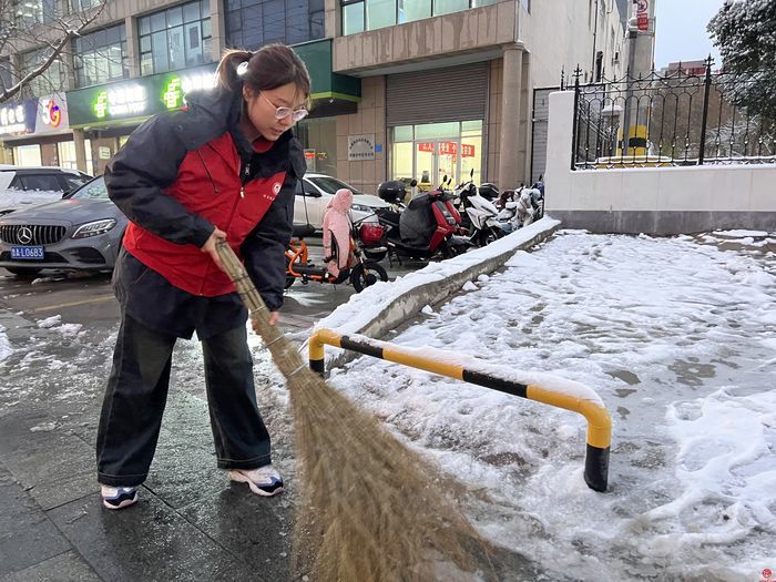 下雪了！掌上城管“随手拍”志愿服务队走上街头清雪除冰