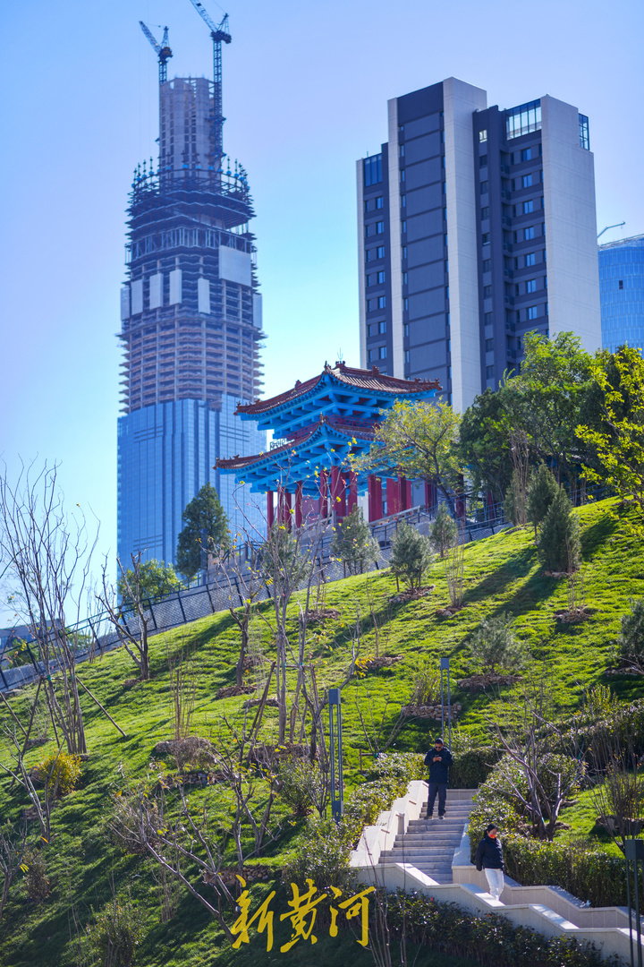 济南CBD修建山体公园 青山亭台与“第一高”同框