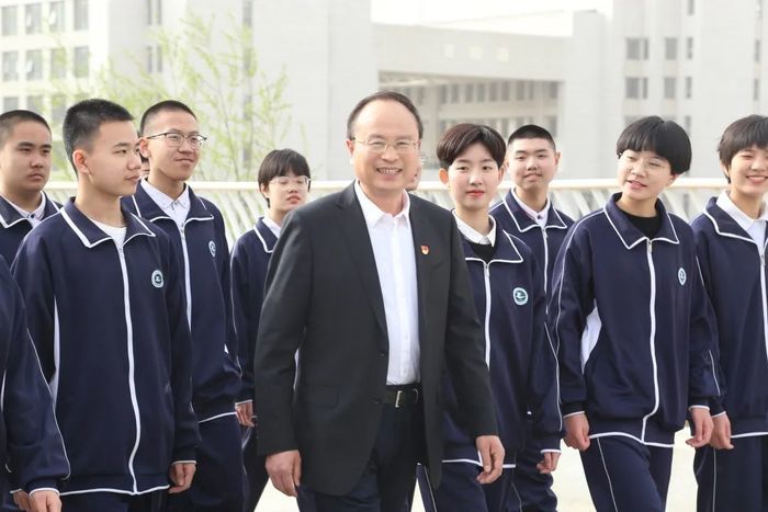 中国教育报点赞历城二中校长李新生:惟勤惟志 向新而生