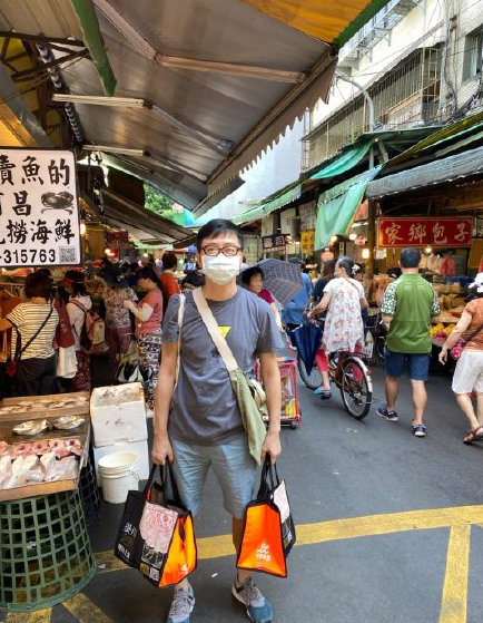 庾澄庆,接地气,买菜,照片,挑选,袋子,篮子,上衣