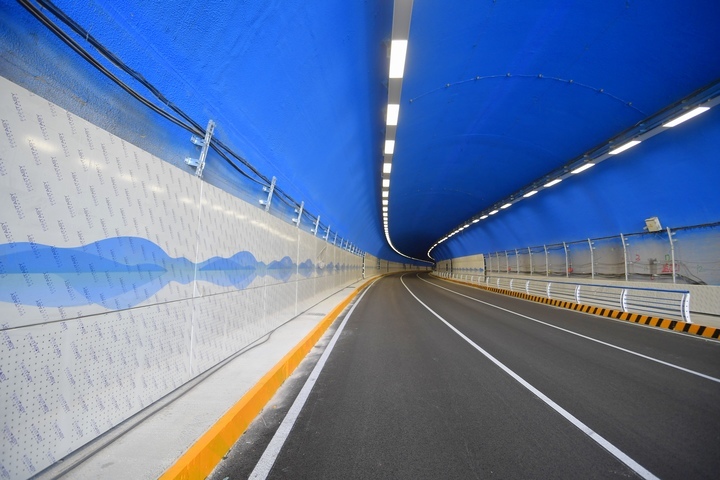 沥青路面铺设完成开元隧道南洞放开通行