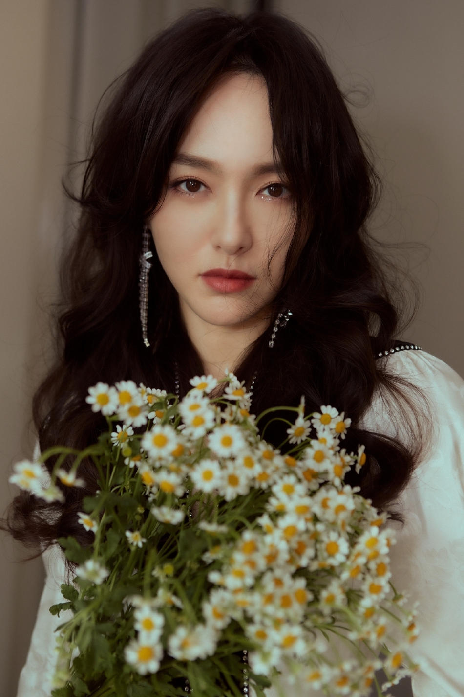 唐嫣手持鲜花甜美动人大波浪造型知性优雅