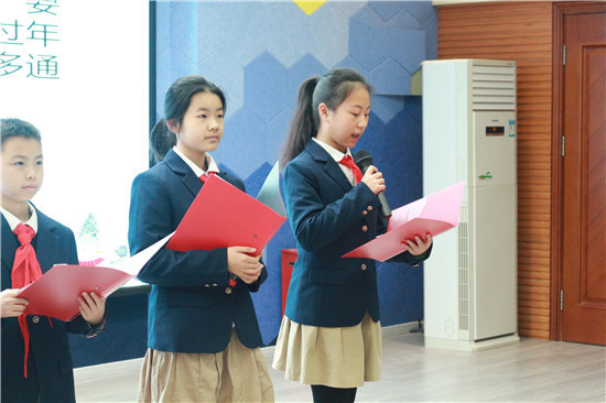 奥龙小学举行五年级寒假安全主题升旗仪式