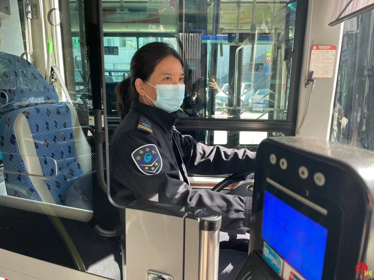 老年乘客的好闺女济南公交女驾驶员孙艳服务老年乘客获点赞