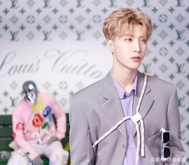 神仙同框吴亦凡范丞丞合影一个霸气不羁一个清秀帅气