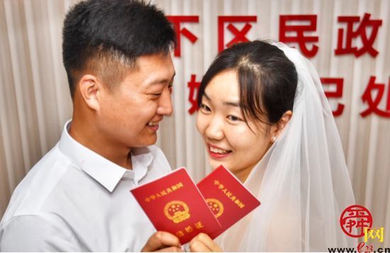 全国第一张跨省通办的结婚证在济南发出钻石婚夫妇为其颁证