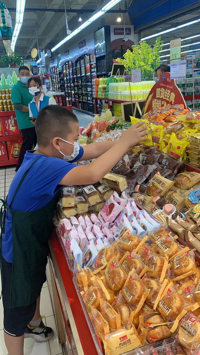 体验工作辛劳,小小营业员华联超市"上岗"啦