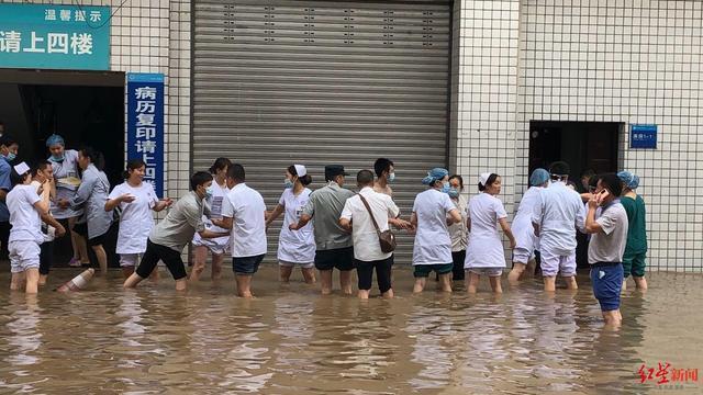 致敬！医护在洪水中转移200箱病历 每箱80斤重