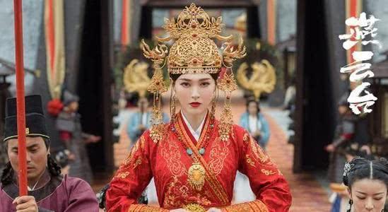 同居|何超莲窦骁疑已同居真的假的？赌王丧礼后何超莲高调秀恩爱暴露两人N多小秘密