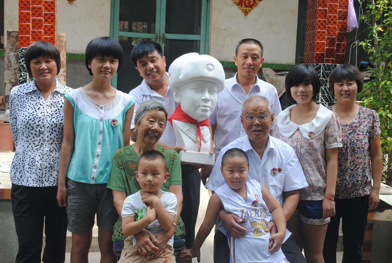 在济南市长清区归德街道薛庄村刘成德的正房客厅中,摆放着一尊雷锋的