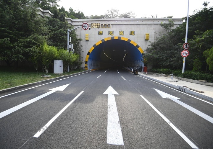 沥青路面铺设完成开元隧道南洞放开通行