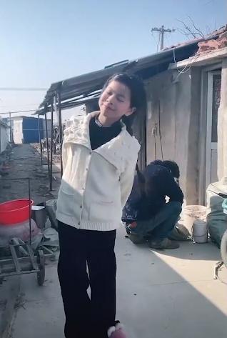 下一位童星11岁农村女孩跳舞引网友喊话出道笑容和舞蹈不输爱豆