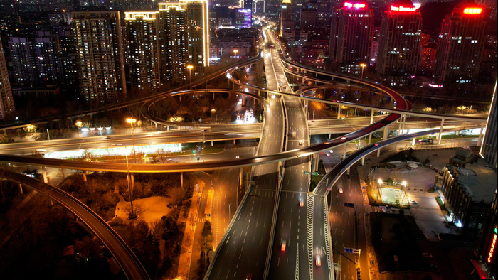 夜幕下的济南燕山立交桥灯光璀璨、美轮美奂