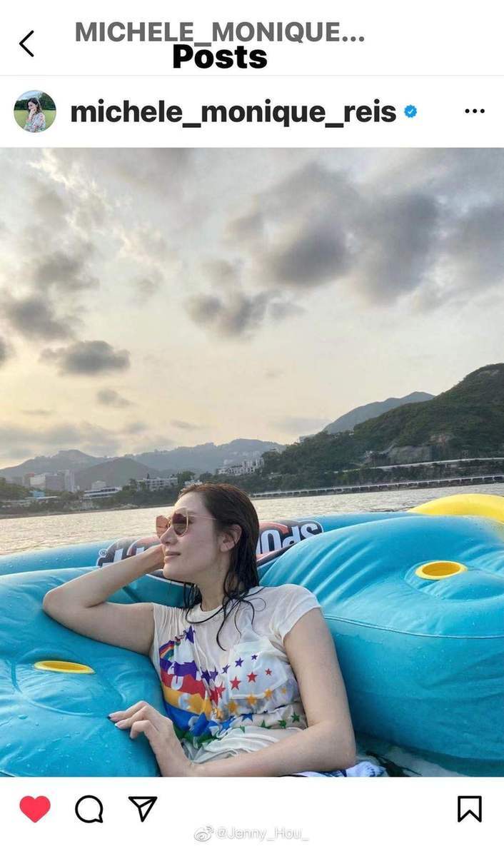 51岁李嘉欣罕晒近照太性感侧躺全身微湿超撩人
