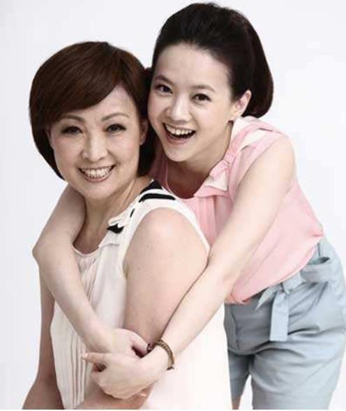 曾宝仪妈妈王美华患癌症18岁嫁曾志伟离婚后爱过小12岁的男人