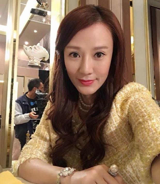 认不出tvb金牌绿叶康华近照曝光年近半百整容大变脸