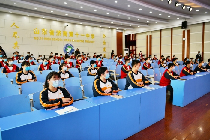 济南十一中举办高三成人礼91名学生当场提交入党申请书