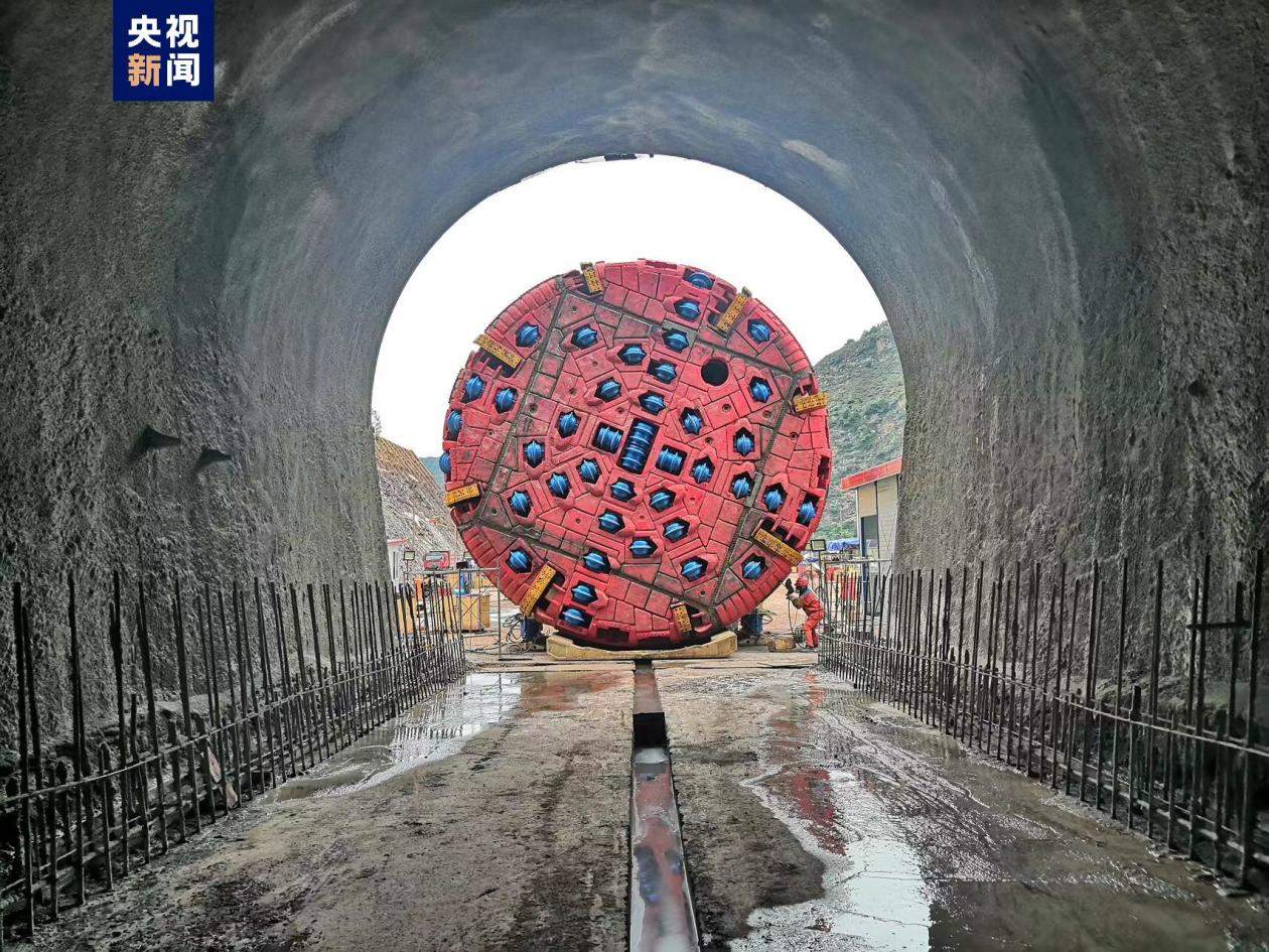 乐西高速大凉山1号隧道平导洞全线贯通