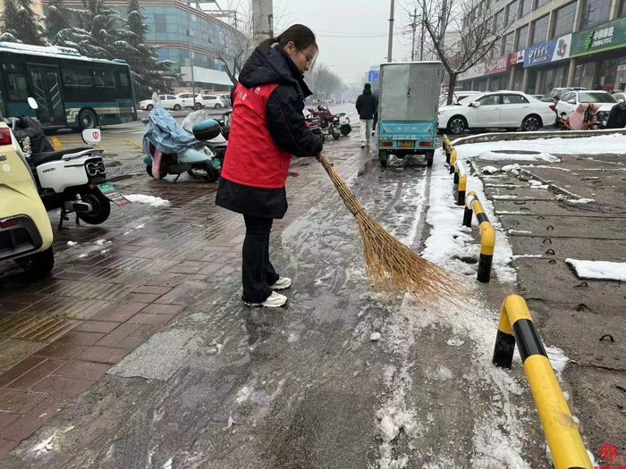 携手清积雪，共建文明城！ 济南掌上城管“随手拍”志愿服务队参与清雪除冰 落实“门前五包”