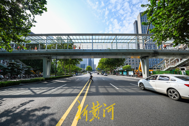 首个玻璃顶过街天桥现身上下桥口紧邻公交站台