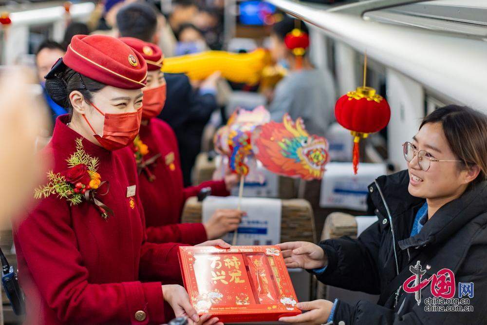 新春走基层】2024年春运大幕拉开 北京地区首趟高铁列车从北京西站发出