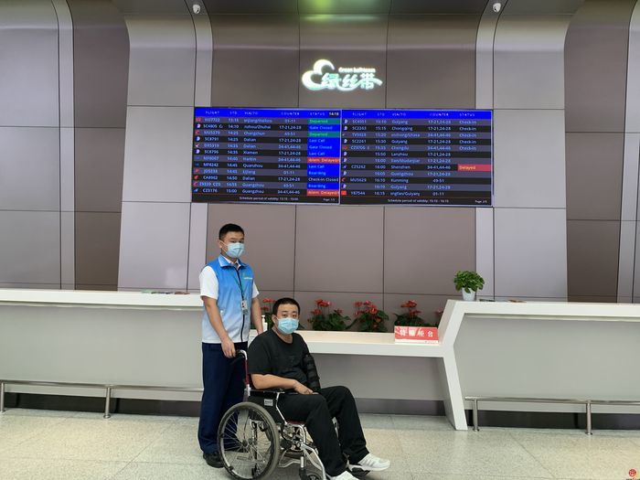 济南机场航站楼问询台“拍了拍”你！