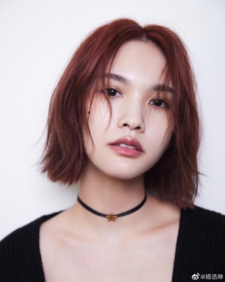 杨丞琳橘红短发洒脱随性怼脸拍五官精致颜值抗打