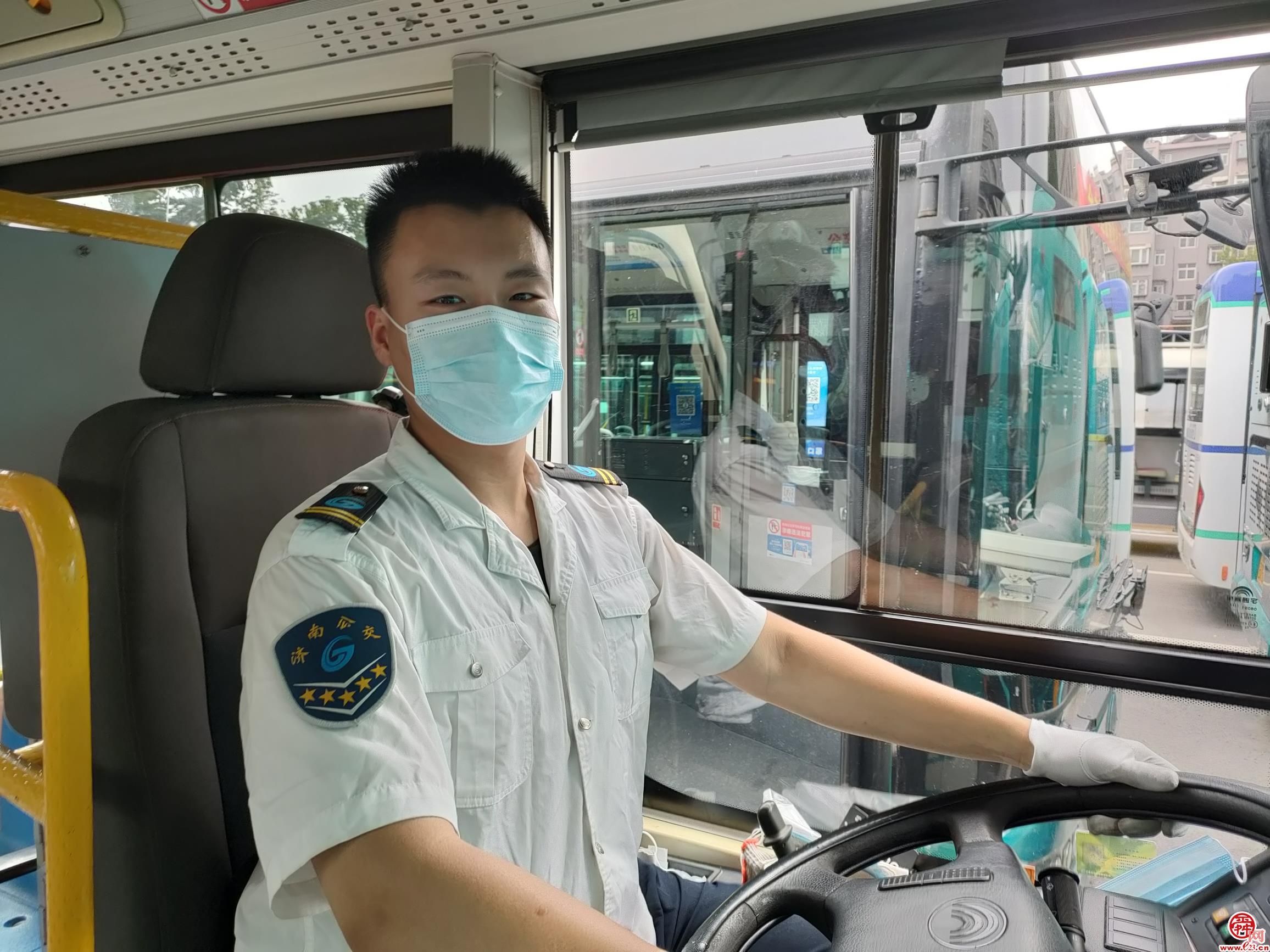 济南公交512路驾驶员李鲁阳戎装换工装诠释公交一线硬核担当