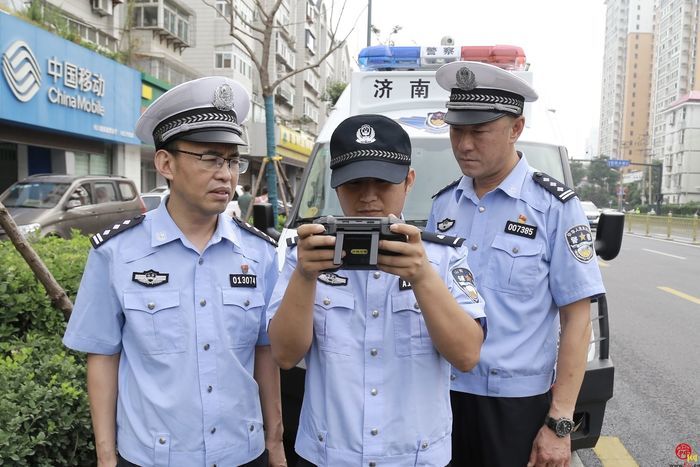 济南交警开展无人机抓拍不礼让斑马线专项整治行动