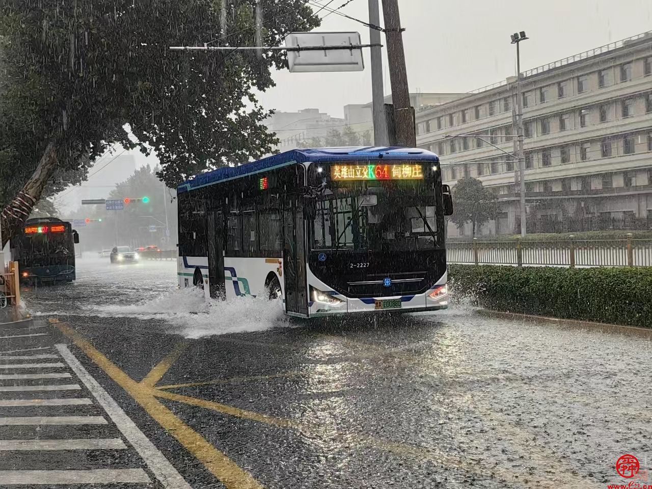 大雨来袭济南公交为市民安全出行保驾护航