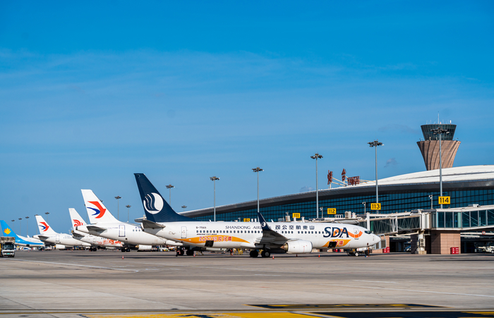 山东机场客流量持续攀升新开加密多条旅游热点城市航线