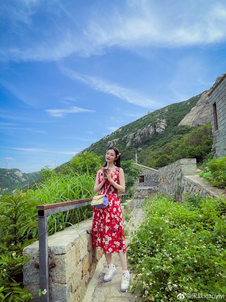 宋轶穿碎花红裙拍海岛大片明艳可人清新甜美