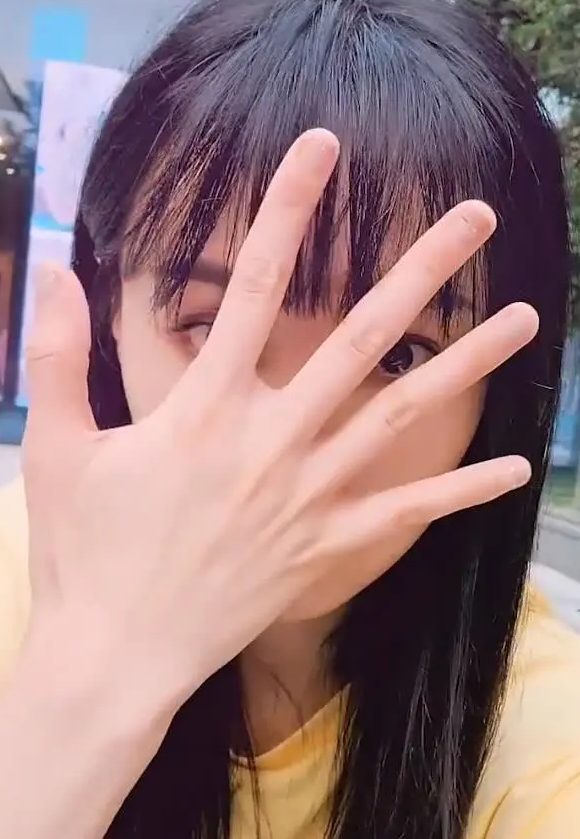 郑爽坐路边自拍是怎么回事？什么情况?终于真相了原来是这样