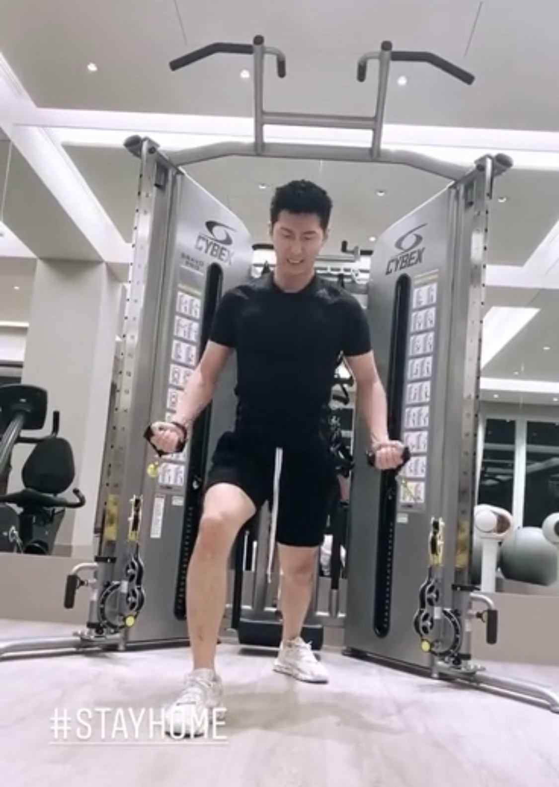 同居|何超莲窦骁疑已同居真的假的？赌王丧礼后何超莲高调秀恩爱暴露两人N多小秘密