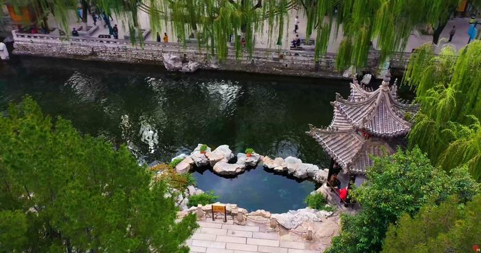 水下济南九女泉泉水细流溅珠玑引得仙女齐下凡