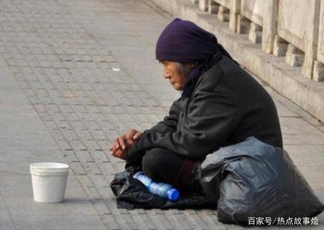 点赞！合肥一女子踢飞乞讨老人饭碗被路人教训：碍你事了？