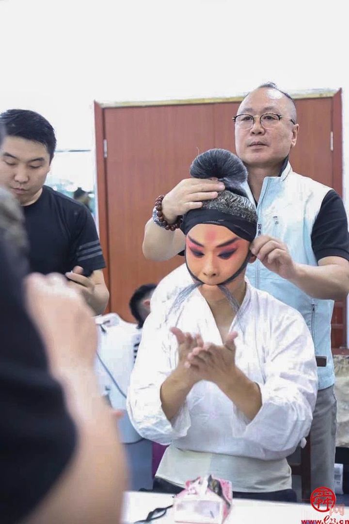 凝心聚力红梅折桂，群星闪耀一马当先