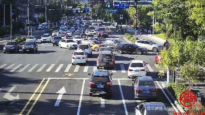 @济南人请注意旅游路-舜华南路交叉口已优化 通行效率明显提高