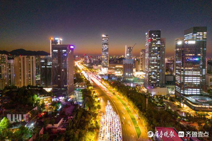璀璨夺目航拍夜幕下的济南经十路仿如在星河间穿梭