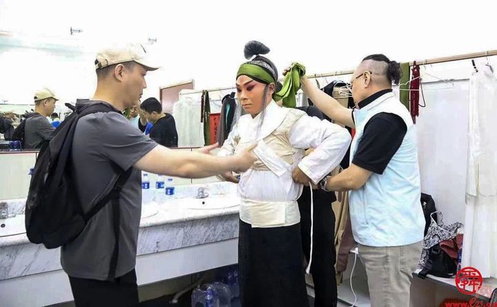 凝心聚力红梅折桂，群星闪耀一马当先