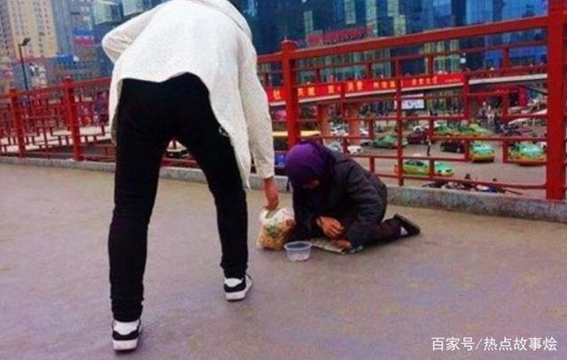 点赞！合肥一女子踢飞乞讨老人饭碗被路人教训：碍你事了？