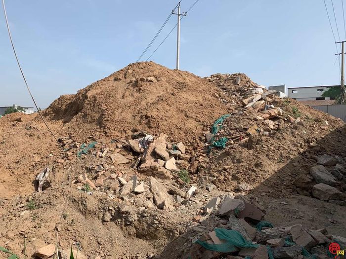 啄木鸟在行动槐荫区孟王庄村附近渣土及建筑垃圾覆盖不全