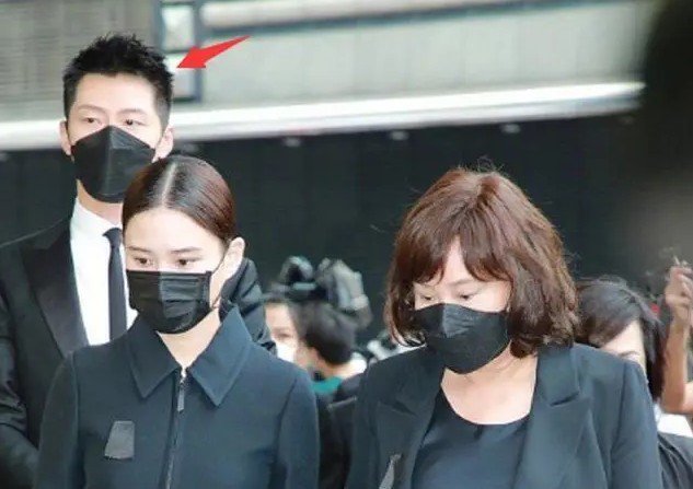 同居|何超莲窦骁疑已同居真的假的？赌王丧礼后何超莲高调秀恩爱暴露两人N多小秘密