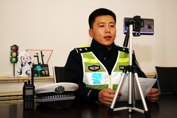 济南交警云课堂敲黑板划重点一盔一带护安全