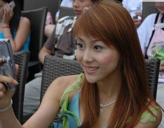 曝光|34岁贾青夜会男友人,抽烟姿势老练疑整成网红脸