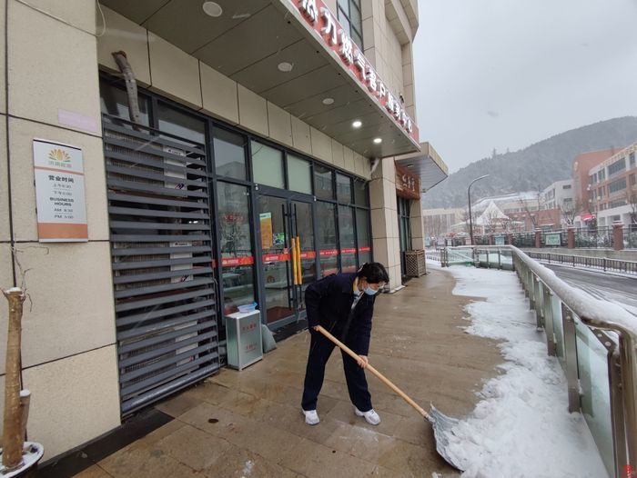 下雪了！掌上城管“随手拍”志愿服务队走上街头清雪除冰